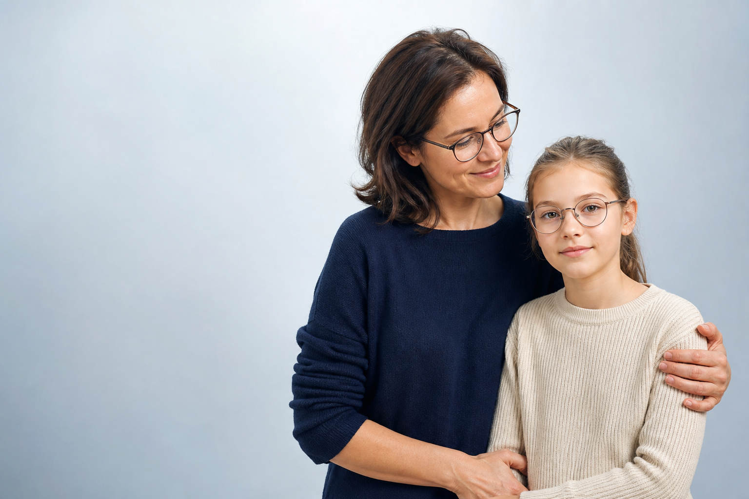 Mama i córka w okularach – opieka okulistyczna dla dzieci i dorosłych